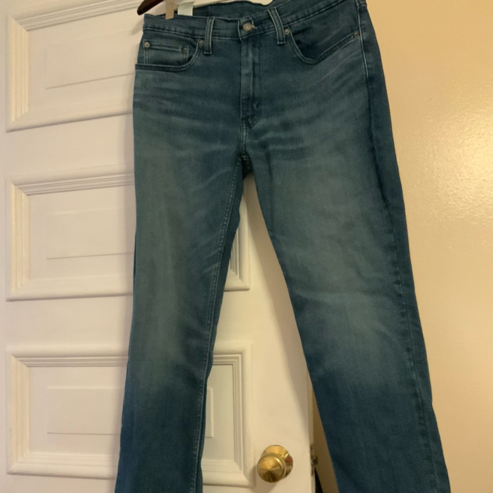 LEVI jeans.  Straight fit men jeans.  Size 32 by 32.  514.